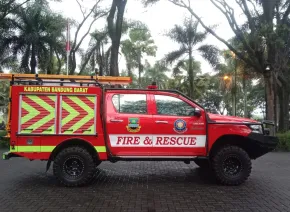 FIRE JEEP TOYOTA HILUX 4x4 DOUBLE CABIN